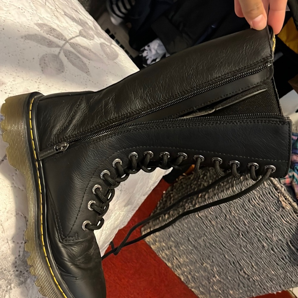 Dr. Martens 14 eyes combat boots US 7 women like new